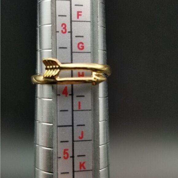 Follow your arrow ring size 4. R130 - Picture 1 of 4